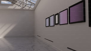 una habitación con una pared blanca y cuatro cuadros enmarcados en la pared