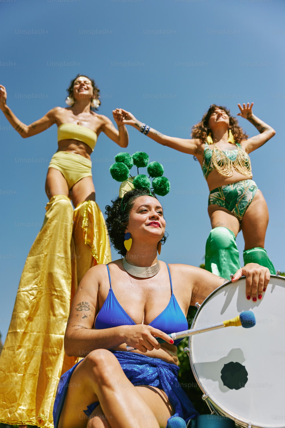 Un gruppo di donne in bikini sedute una accanto all'altra