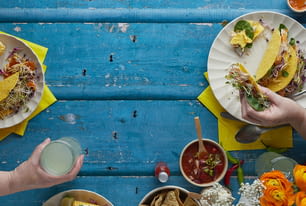 음식과 음료가 담긴 접시를 얹은 테이블