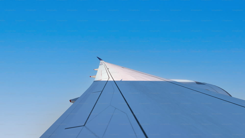 L’aile d’un avion contre un ciel bleu