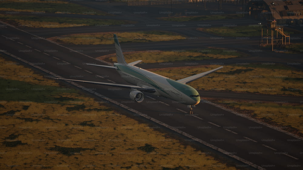 Un grande aereo di linea che decolla da una pista dell'aeroporto