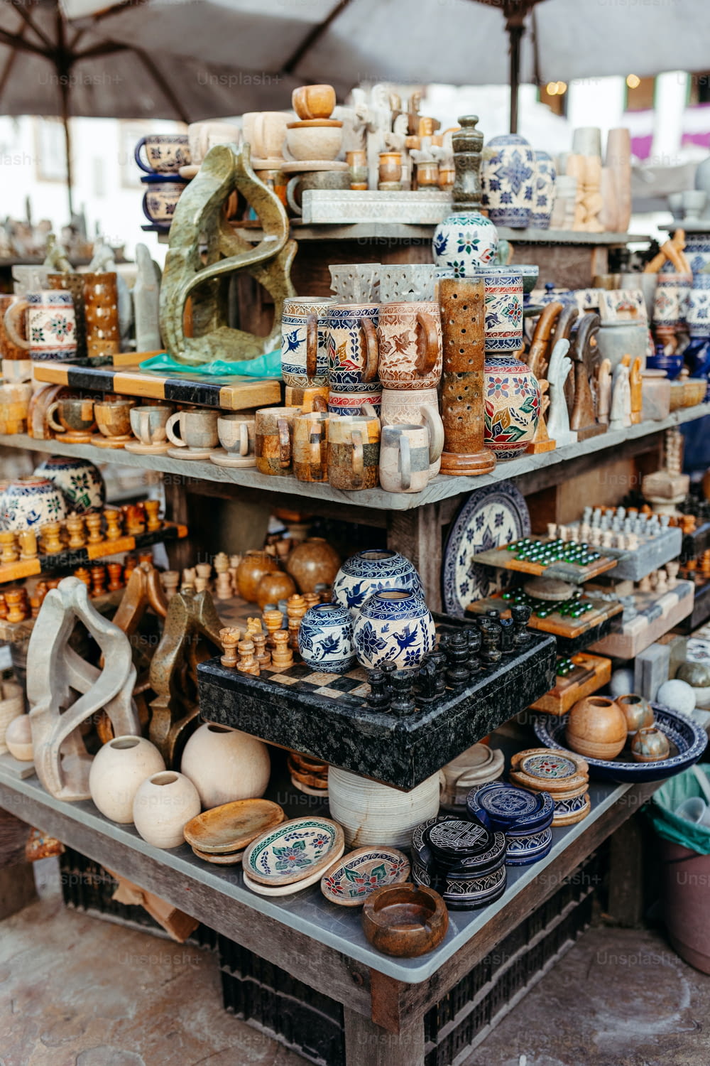 Una mesa cubierta con muchos tipos diferentes de cerámica