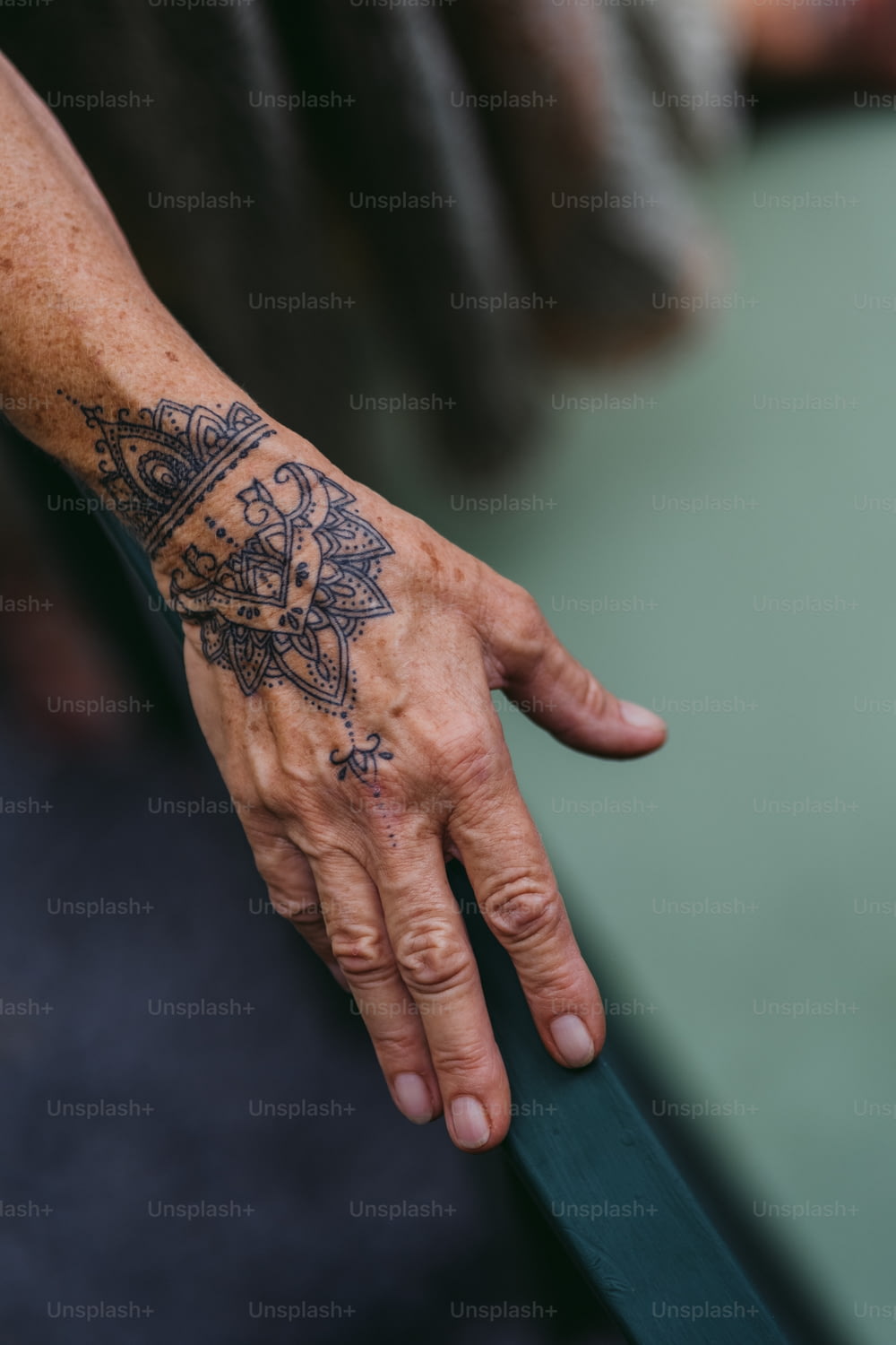 문신이있는 사람의 손