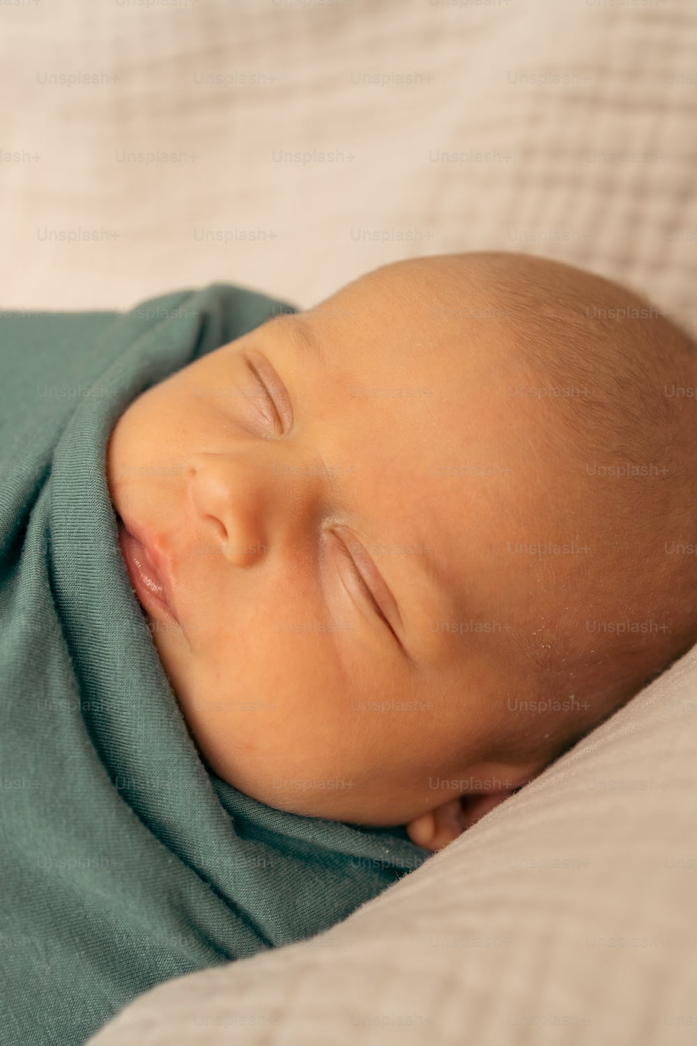 ein Baby, das auf einer Decke schläft