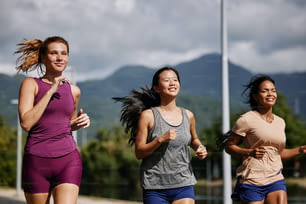 Un gruppo di tre donne che corrono lungo una strada