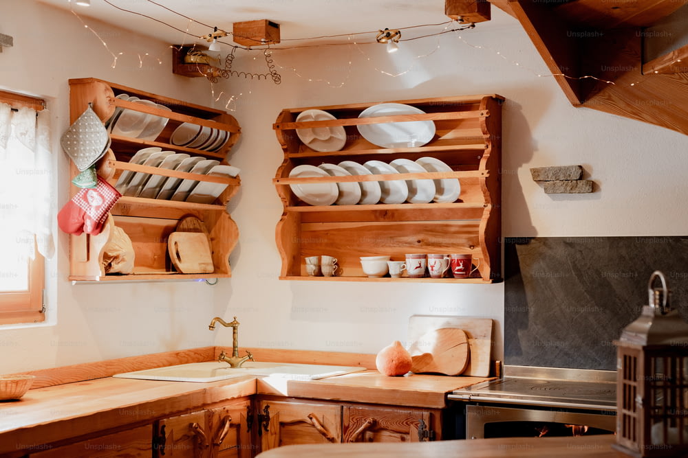 una cucina con scaffali in legno pieni di piatti