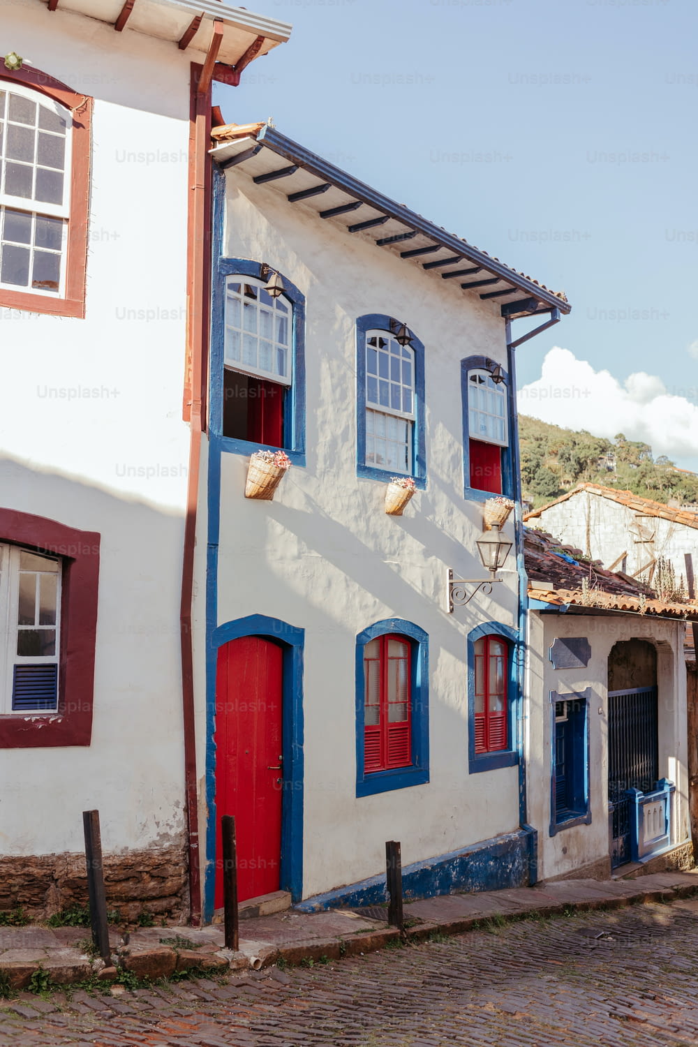赤と青のドアと窓のある白い建物