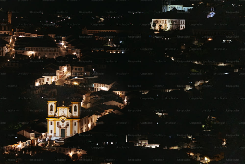 Una vista di una città di notte da una collina