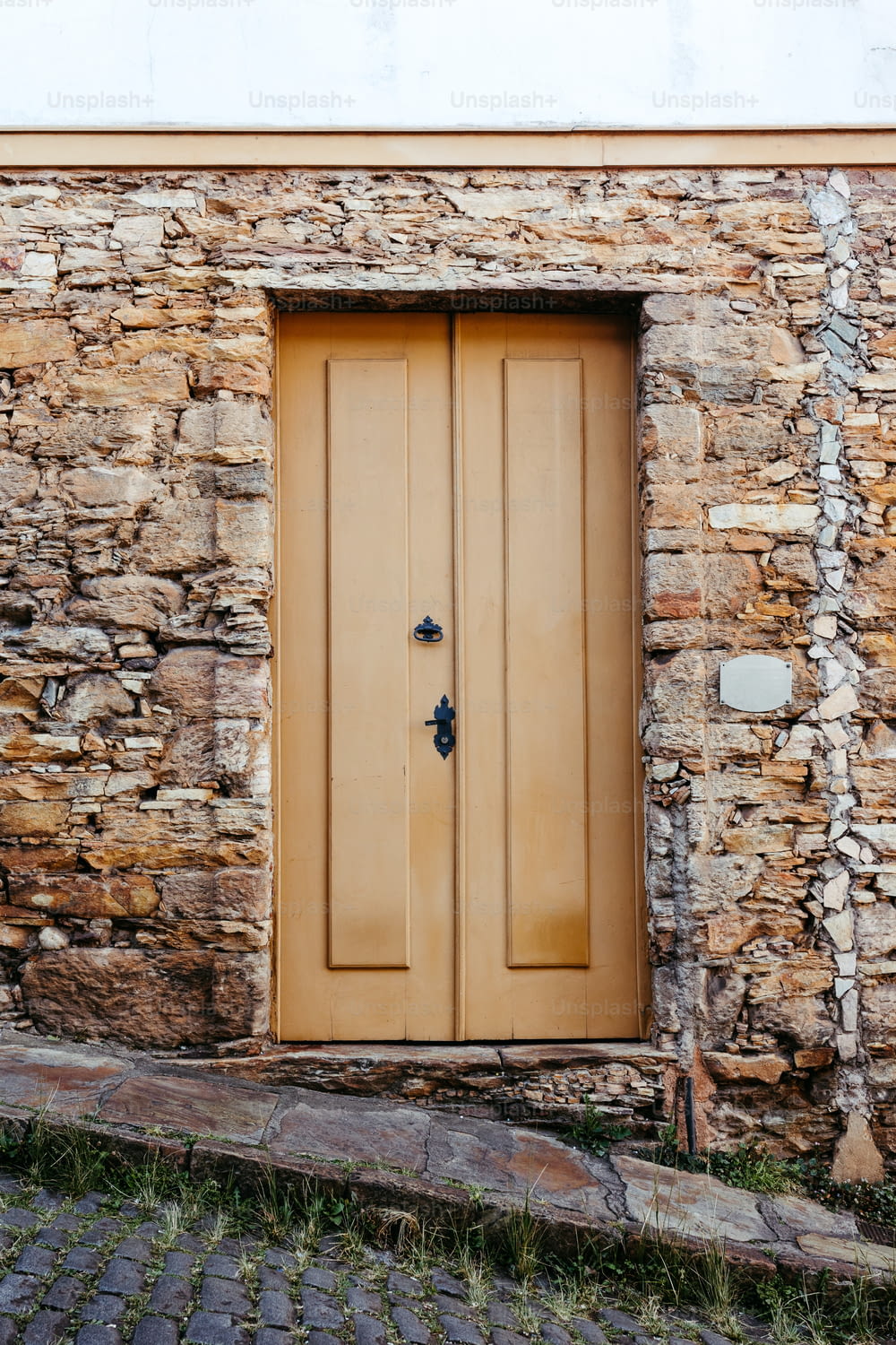 Un edificio de piedra con una puerta de madera