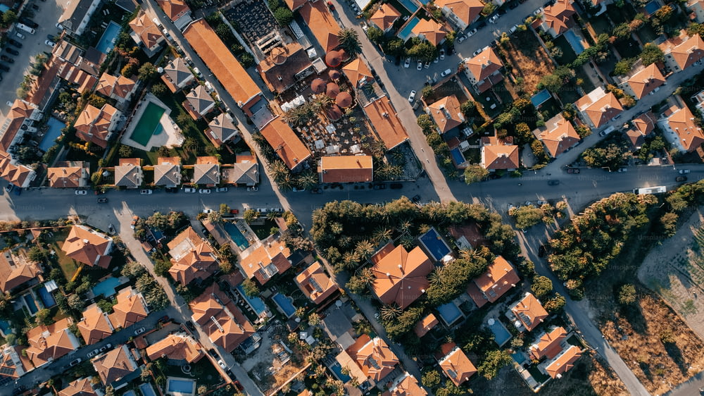 Eine Luftaufnahme einer Stadt mit vielen Häusern