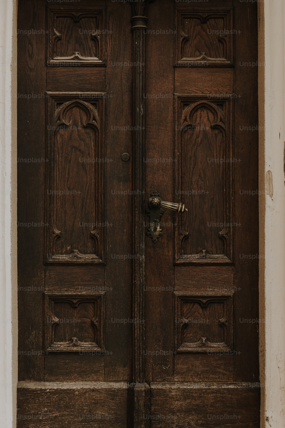 Un primer plano de una puerta de madera con un reloj