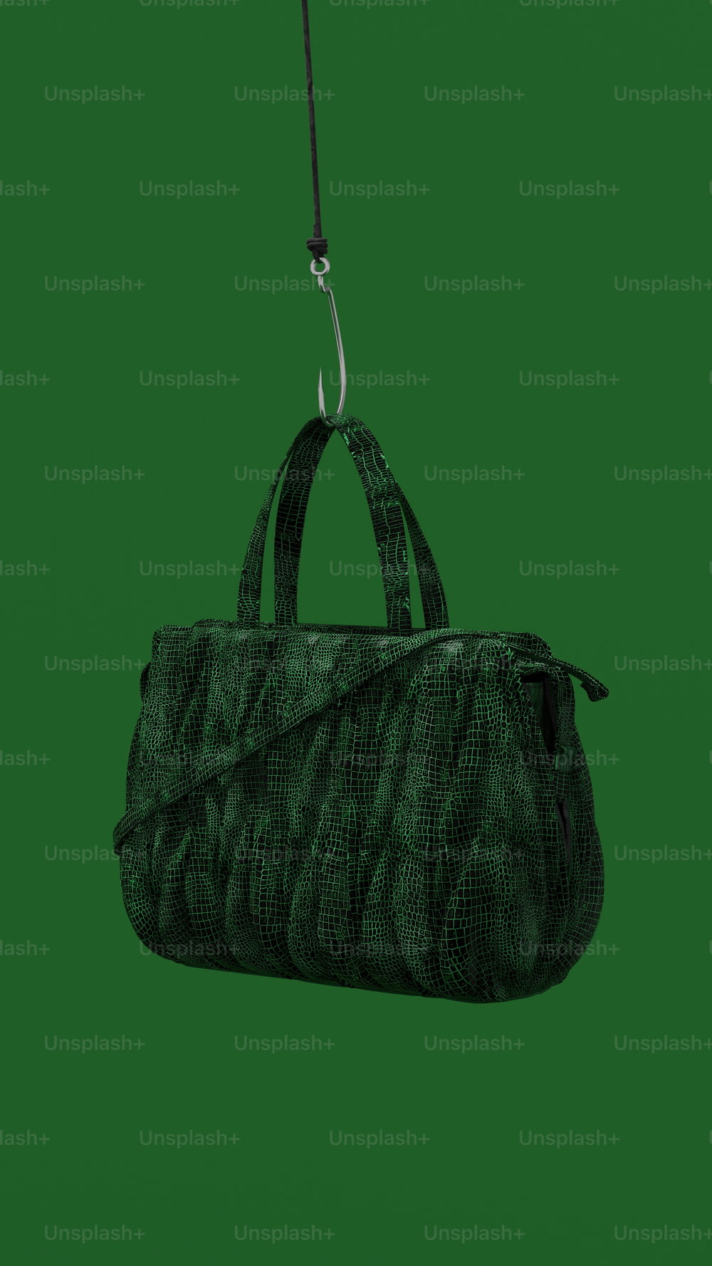 uma bolsa pendurada em uma corda em um fundo verde