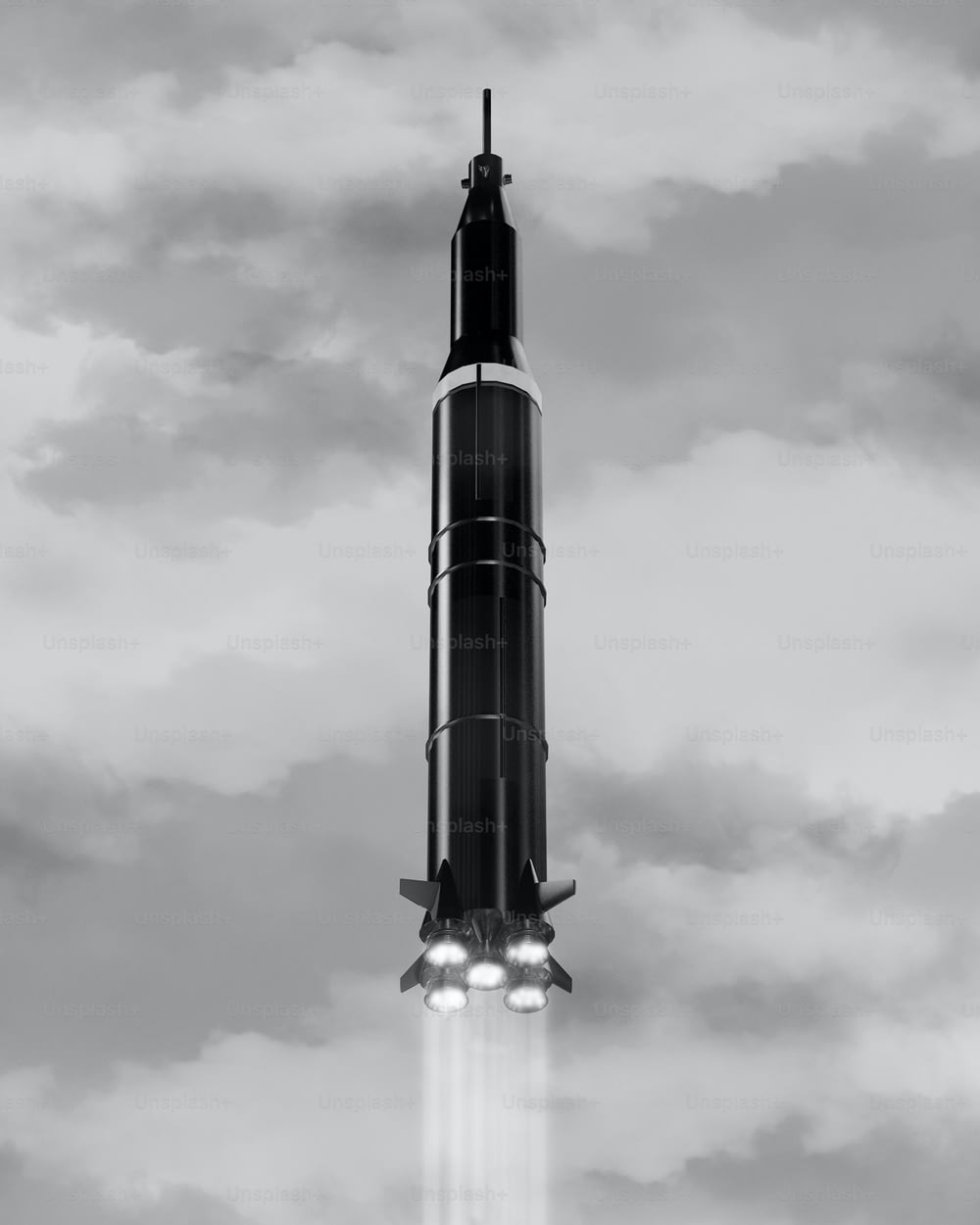 Una foto in bianco e nero di un razzo che decolla