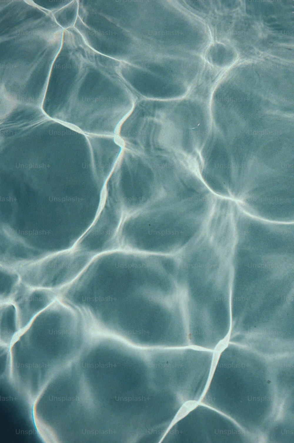 un gros plan d’une piscine avec de l’eau claire