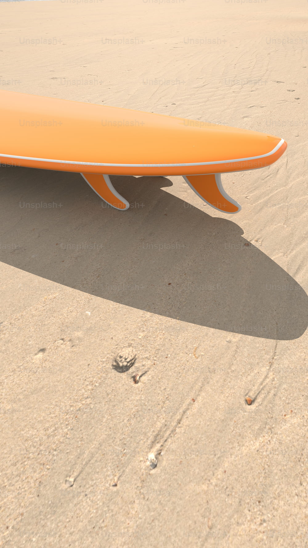 uma prancha de surf deitada em cima de uma praia de areia