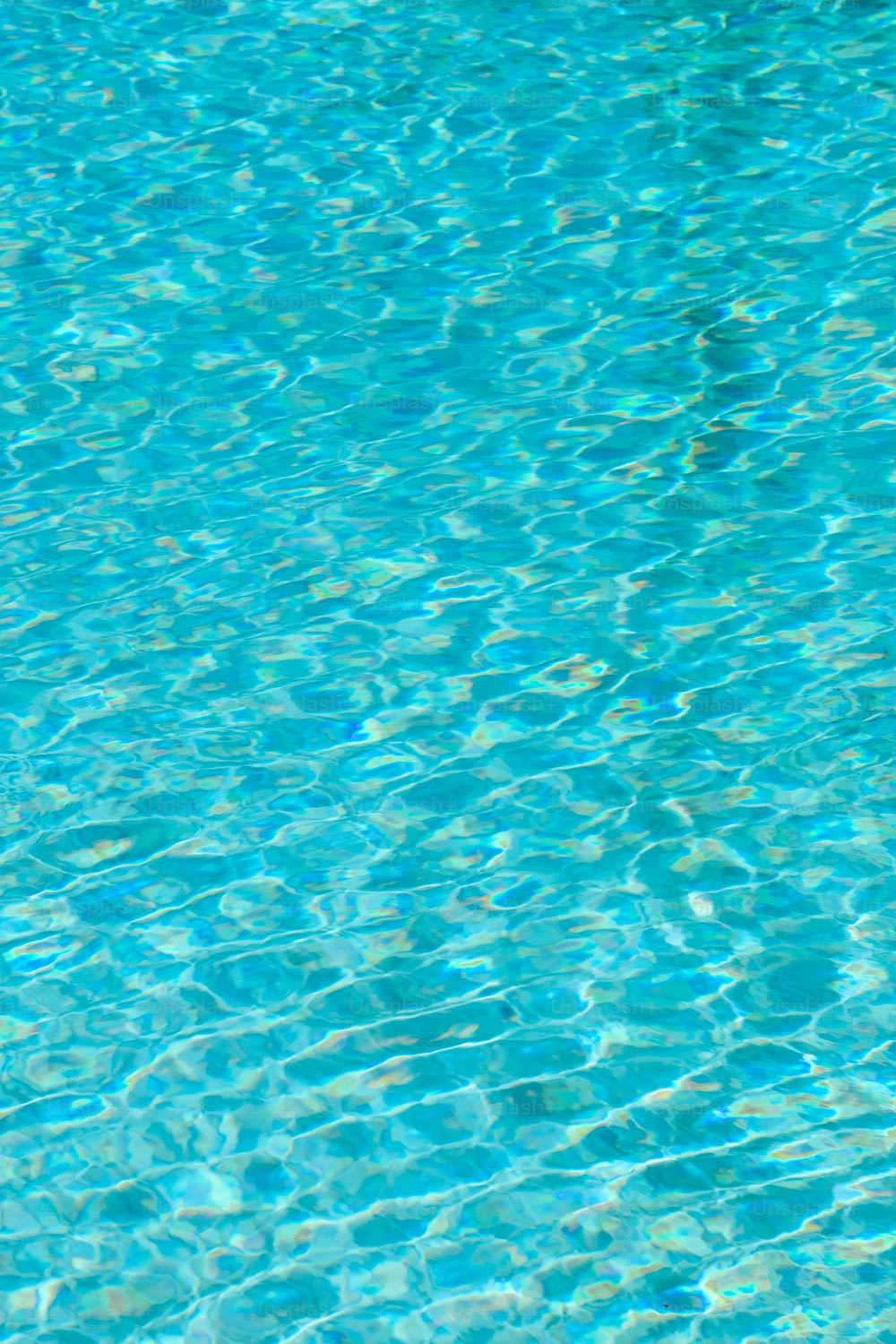 una piscina con acqua cristallina