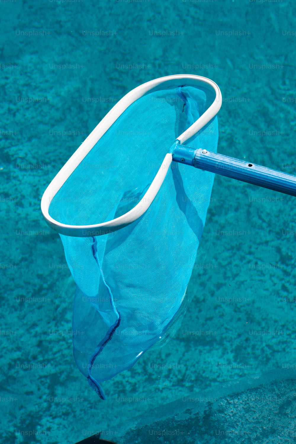 Un bote azul flotando sobre un cuerpo de agua