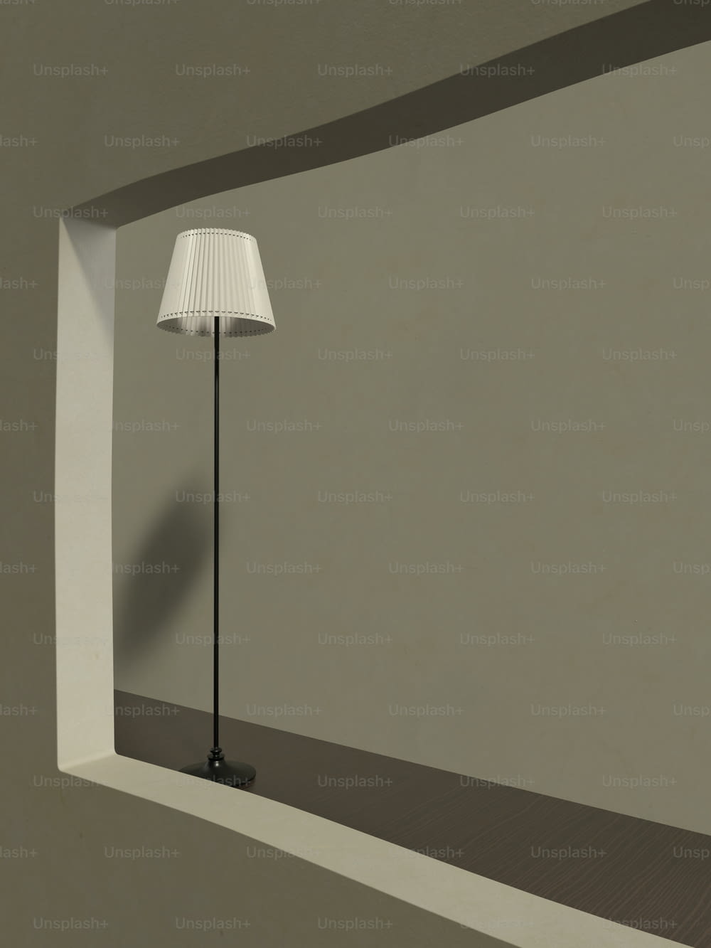 un lampadaire dans un coin d’une pièce