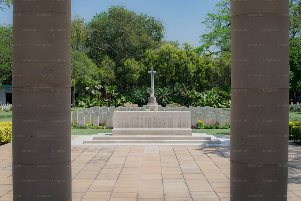 une vue d’un mémorial avec une croix au milieu