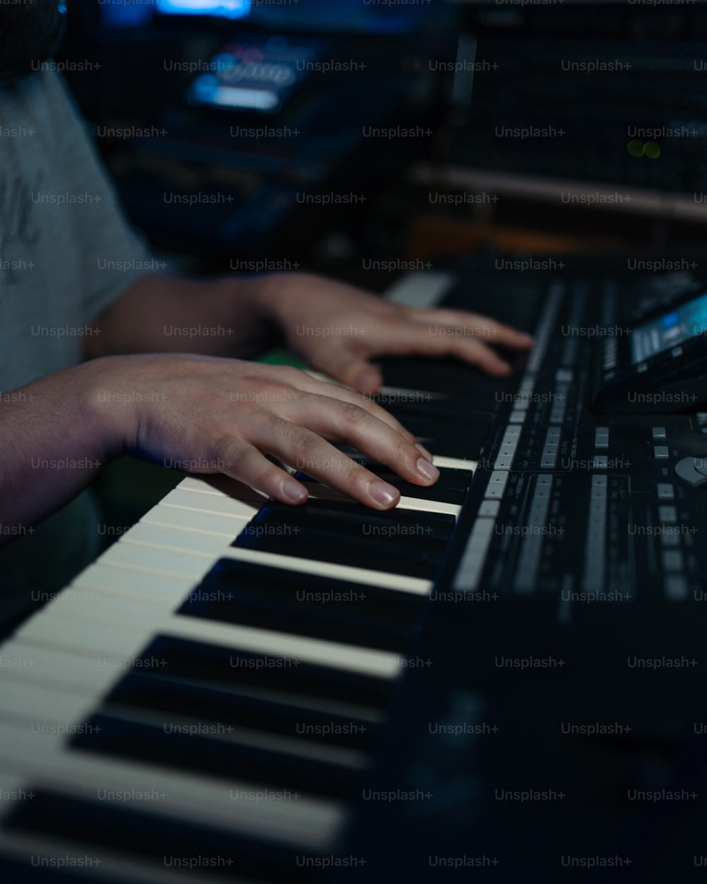 Un primer plano de una persona tocando un teclado