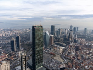 Una vista de una ciudad desde lo alto de un rascacielos