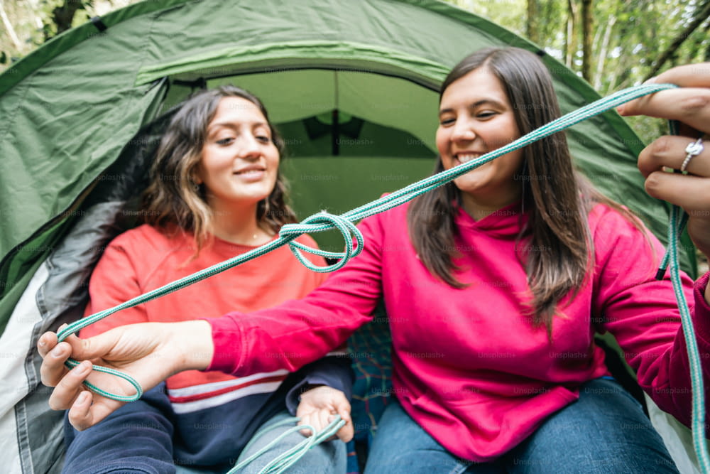 Una coppia di donne sedute all'interno di una tenda