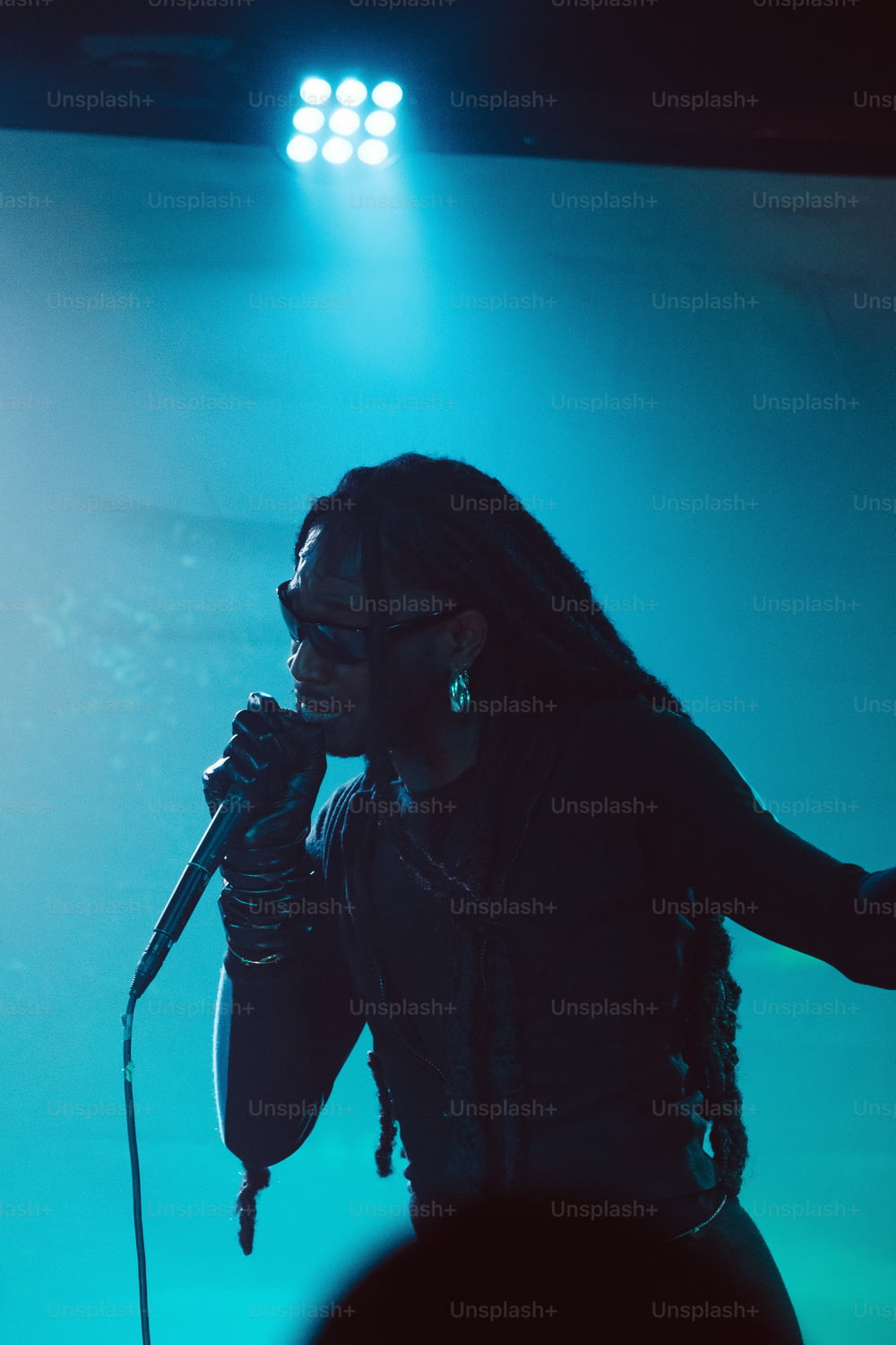 Une femme chantant dans un micro sur scène