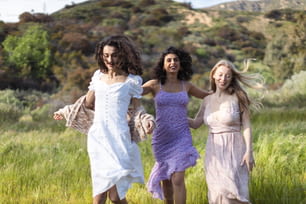 Un gruppo di donne che camminano attraverso un campo verde lussureggiante