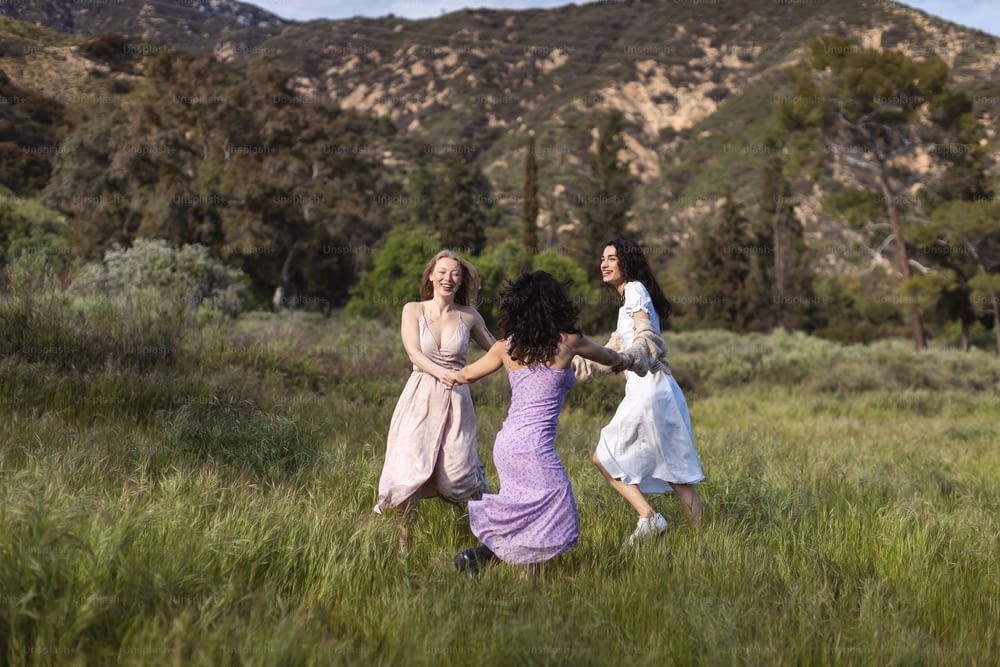 野原でフリスビーのゲームをしている女性のグループ