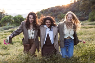 Un groupe de trois femmes marchant dans un champ