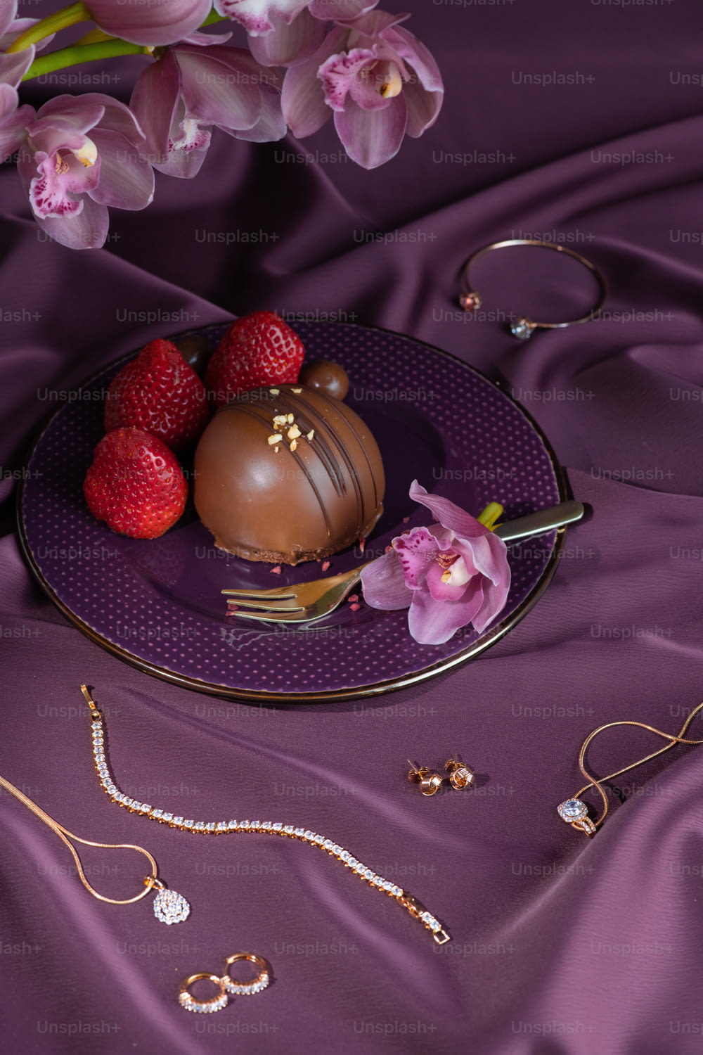 ein lila Teller mit einem mit Schokolade überzogenen Dessert