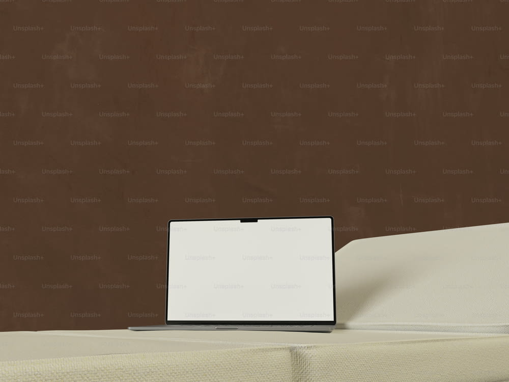 Ein Laptop, der auf einem Bett sitzt