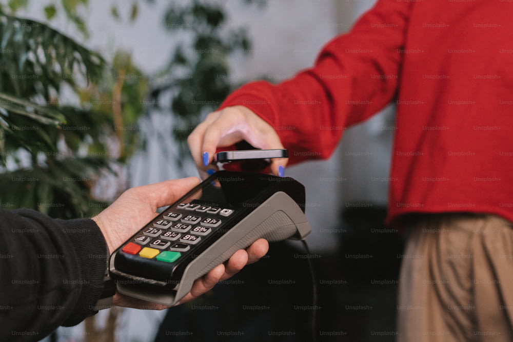 una persona in possesso di una carta di credito e un telefono
