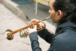 Una donna che suona una tromba per strada