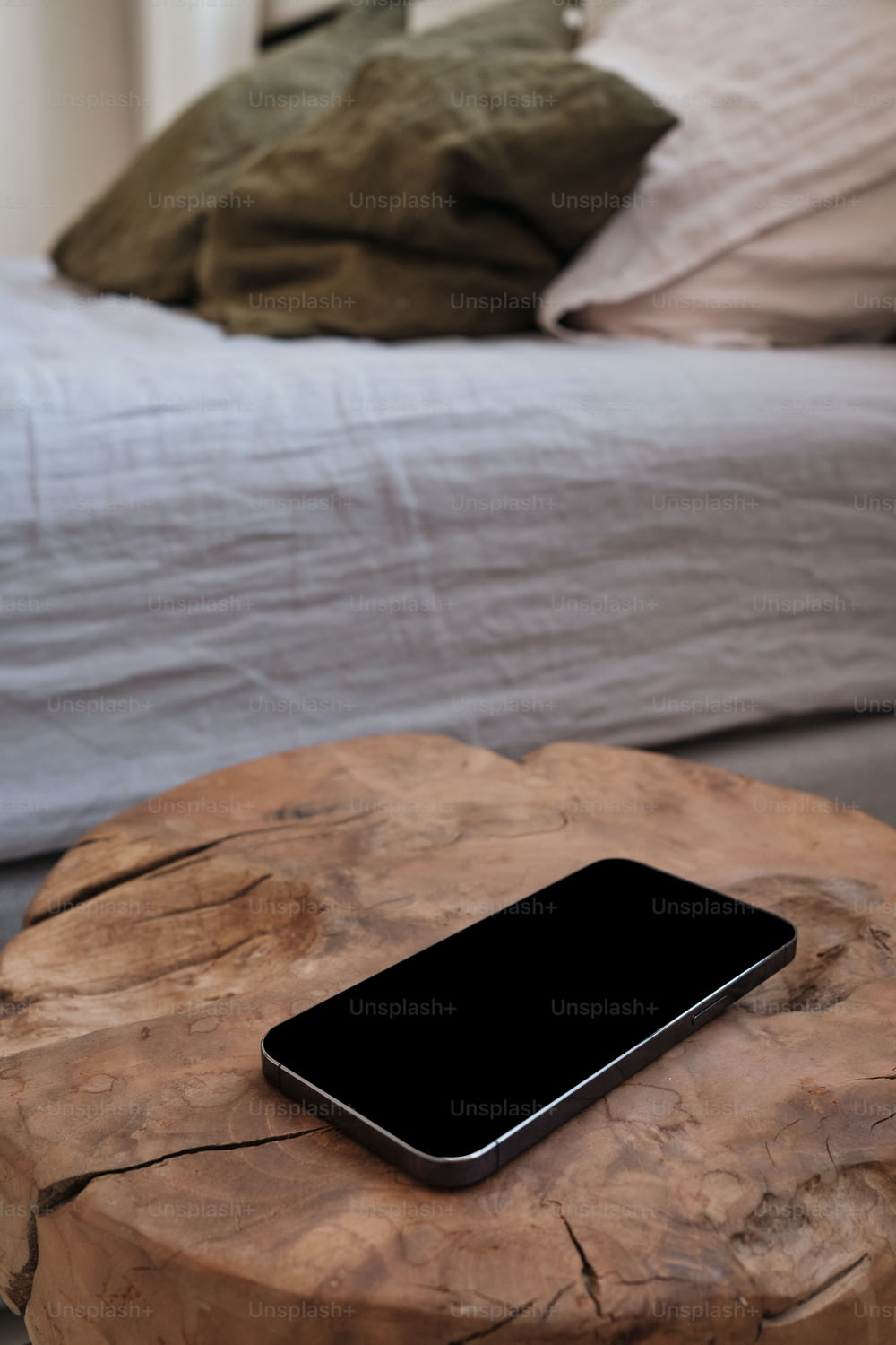 un téléphone portable posé sur une table en bois