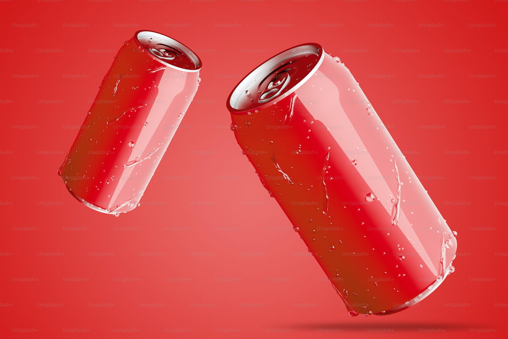 Dos latas de aluminio rojo en blanco con gotas de agua sobre fondo rojo. Concepto de bebida gaseosa o envasado de cerveza. Renderizado 3D
