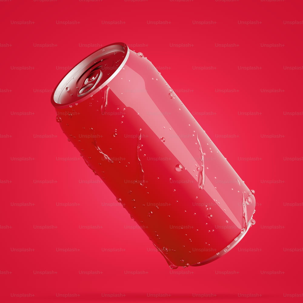 赤い背景に赤い空白のアルミ缶に水滴が入った缶。炭酸飲料またはビール包装のコンセプト。3Dレンダリング