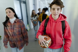 Jóvenes estudiantes de secundaria caminando en un pasillo en la escuela, concepto de regreso a la escuela.