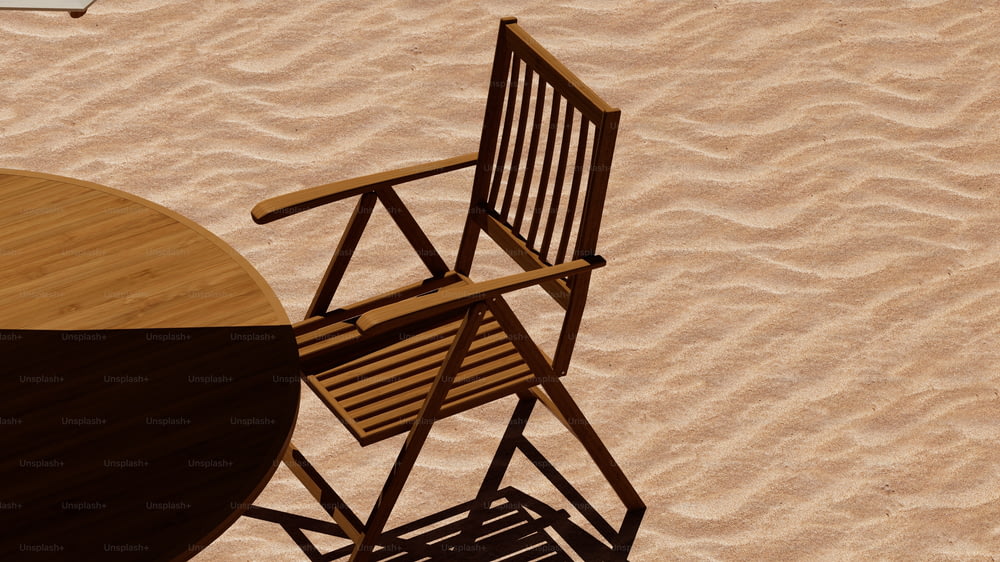 uma cadeira e uma mesa em uma praia de areia