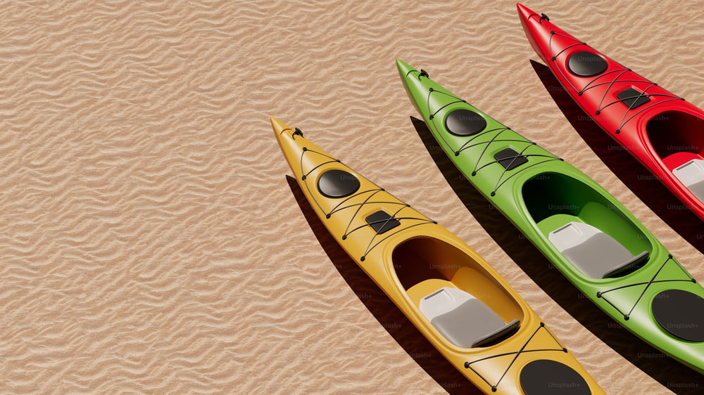 Tres kayaks alineados en una playa de arena