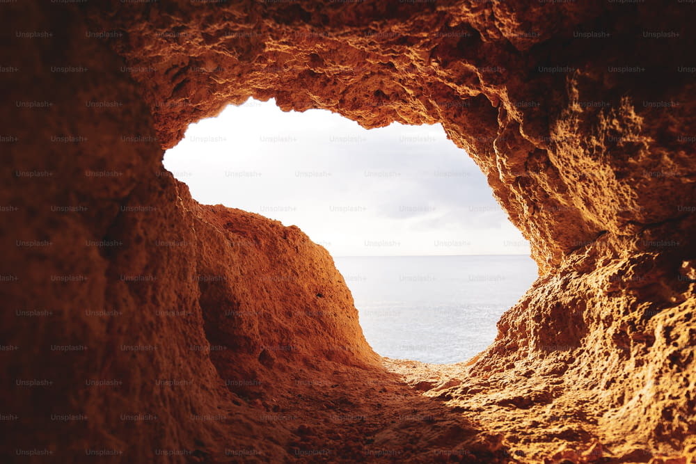 Una vista del océano desde el interior de una cueva