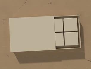 Ein weißer Kasten mit vier quadratischen Fenstern an einer Wand