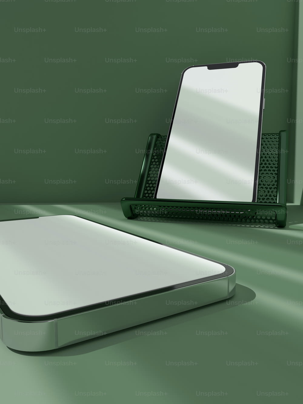 Ein Laptop, der auf einem Schreibtisch neben einem Spiegel sitzt