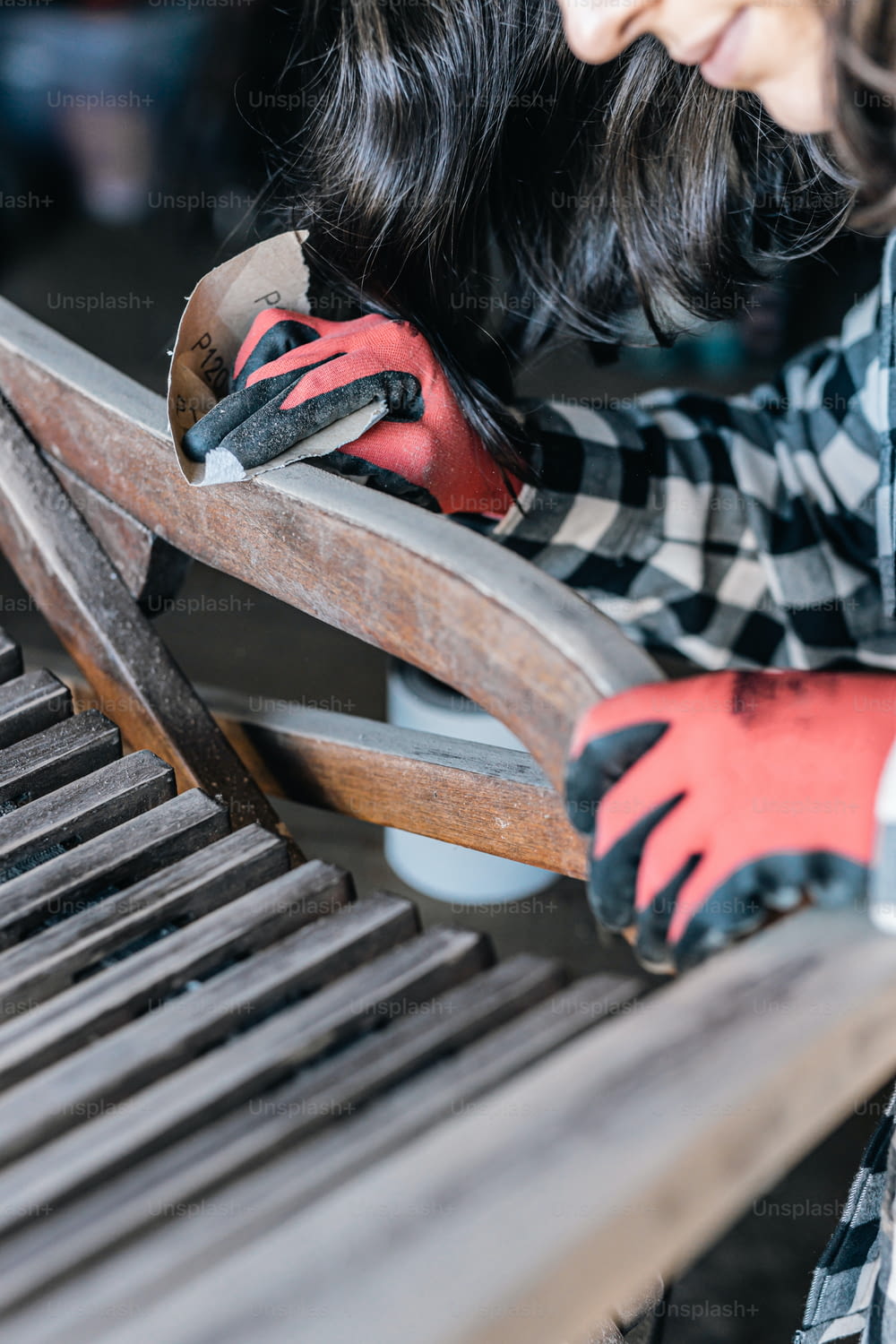 Una mujer está trabajando en un banco de madera