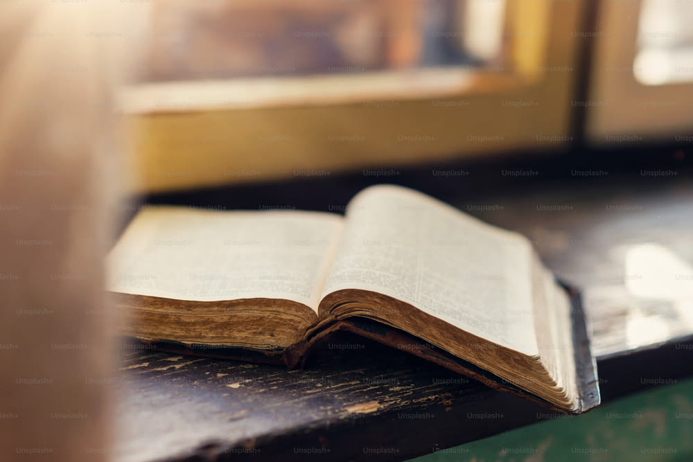 Primo piano di un vecchio libro di preghiere posato sul davanzale della finestra