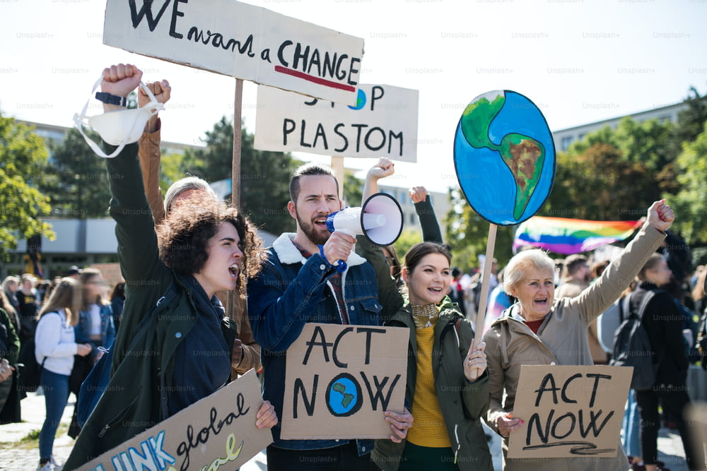 플래카드와 앰프를 들고 기후 변화에 대한 세계적인 파업에 나선 사람들이 외치고 있다.