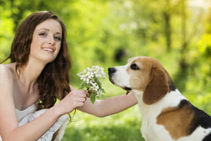 Retrato de uma mulher com seu cão bonito ao ar livre