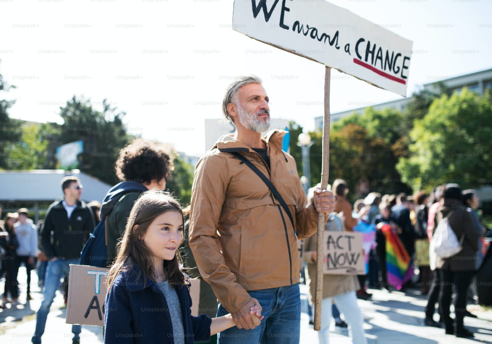 기후 변화에 대한 세계적인 파업에 대한 플래카드와 포스터를 든 사람들.
