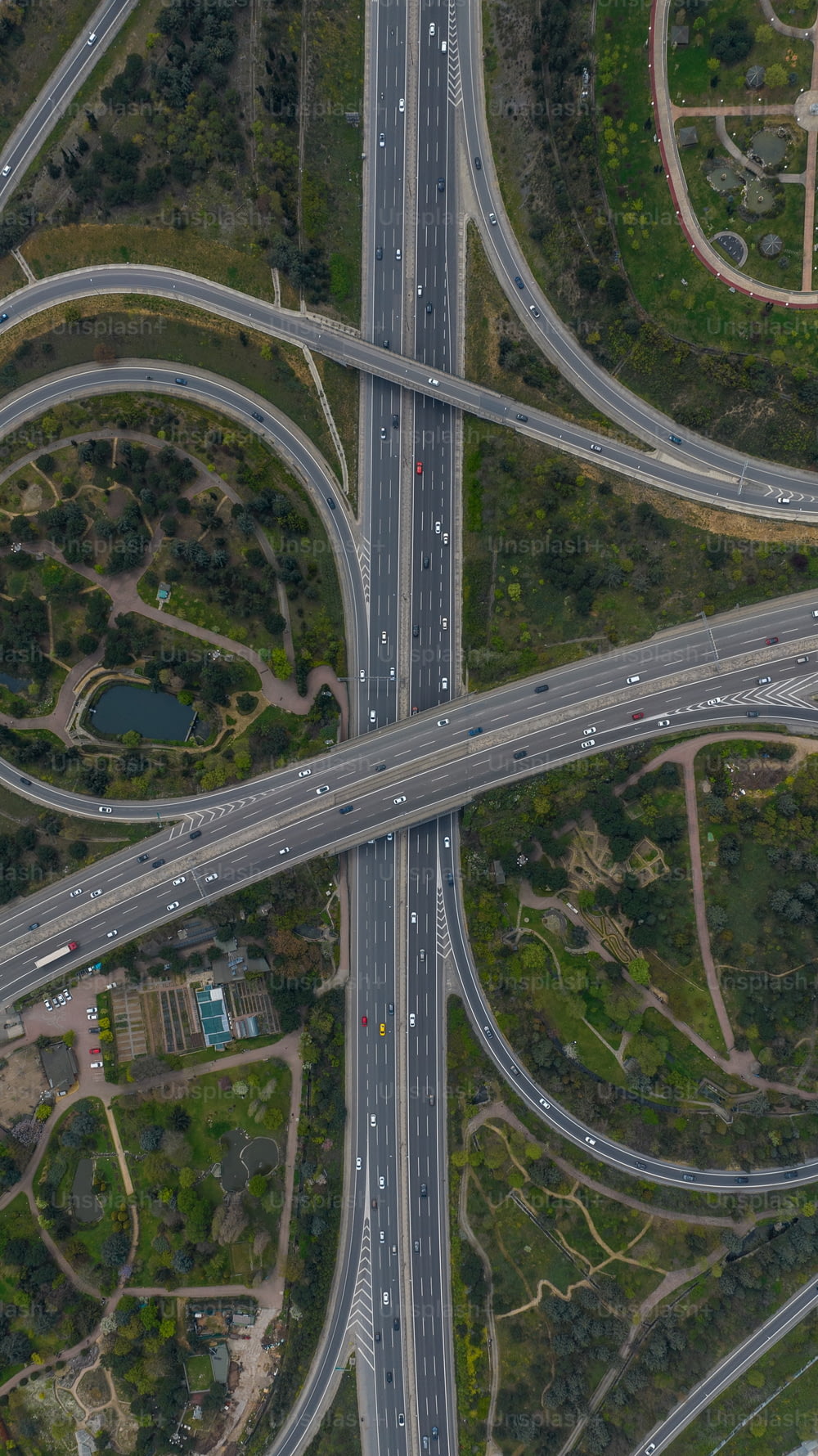 uma vista aérea de uma interseção rodoviária com várias faixas