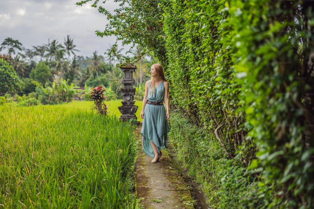 Giovane turista a Bali cammina lungo le strette strade accoglienti di Ubud. Bali è una popolare destinazione turistica. Viaggio al concetto di Bali.
